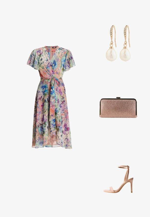 Robe portefeuille à fleurs avec des fleurs pastel bleues, violettes et roses, manches volantes, décolleté en V et ceinture assortie en tissu nouée à la taille.; Sandale à talons hauts rose blush avec un design épuré, ouverture au bout, fine sangle de cheville et finition brillante. Elle comporte un talon aiguille élancé.; Pochette rectangulaire en or rose avec des strass scintillants et un fermoir métallique en haut, posée sur un fond blanc.; Boucles d'oreilles en or rose avec un crochet texturé, ornées de cristaux transparents et d'une perle blanche en forme de goutte en bas.