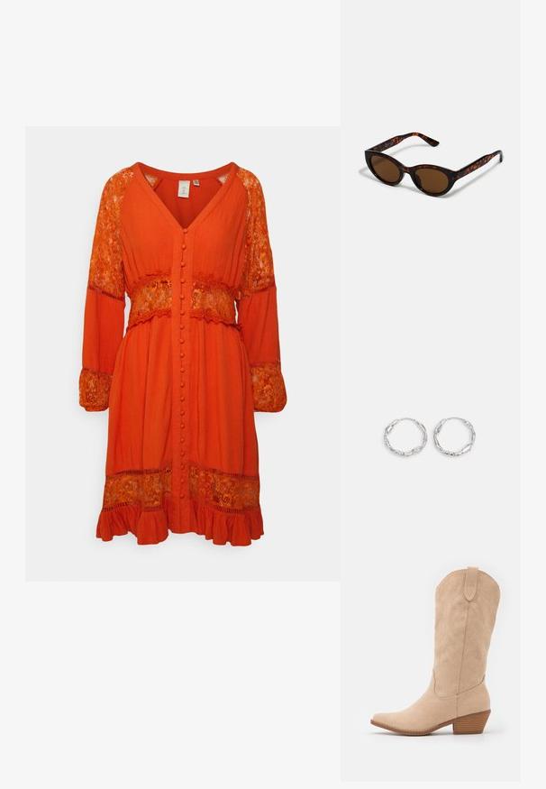 YAS YASMEZA DRESS FEST - Denné šaty - burnt ochre; Bežové semišové kovbojské topánky s špicatou špičkou a jemne textúrovaným siluetom. Obsahujú dekoratívne šitie a nízky stohovaný podpätok.; Hnedé slnečné okuliare v štýle tortoiseshell s vintage cat-eye tvarom a hnedými sklami. Majú zakrivené ramienka s červenými akcentmi.; Strieborné kruhové náušnice s vlnitou, nepravidelnou textúrou. Majú tenký, kruhový tvar a reflektujúci povrch.