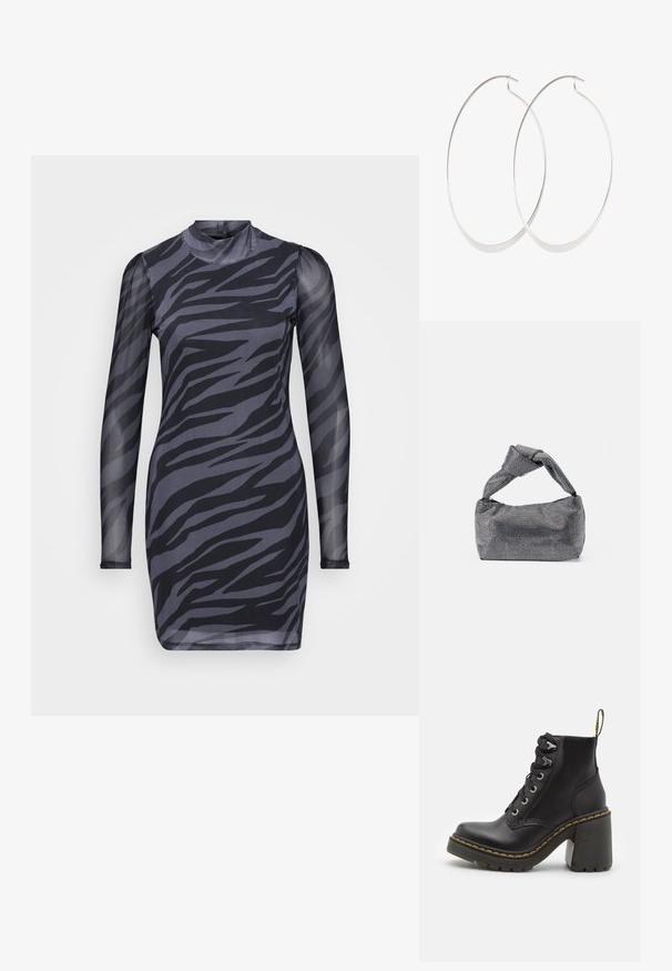 Kurzärmeliges Kleid mit schwarz-grauem Zebra-Muster, aus leichtem Material mit hohem Kragen und figurbetontem Schnitt. Glatte, durchsichtige Ärmel.; Schwarze Lederstiefelette mit einem klobigen hohen Absatz, Schnürung vorne, metallischen Ösen und gelben Nähten entlang der Sohle. Strukturierten Gummiaußensohle.; Schwarz-silberne Handtasche mit einer strukturierten Oberfläche, die ein Diamantmuster aufweist, einem geknoteten Griff und einer strukturierten Form.; Silberne Creolen mit einem dünnen, glatten Design; länglich-ovale Form; polierte Oberfläche; ausgestattet mit einem sicheren Hakenverschluss.
