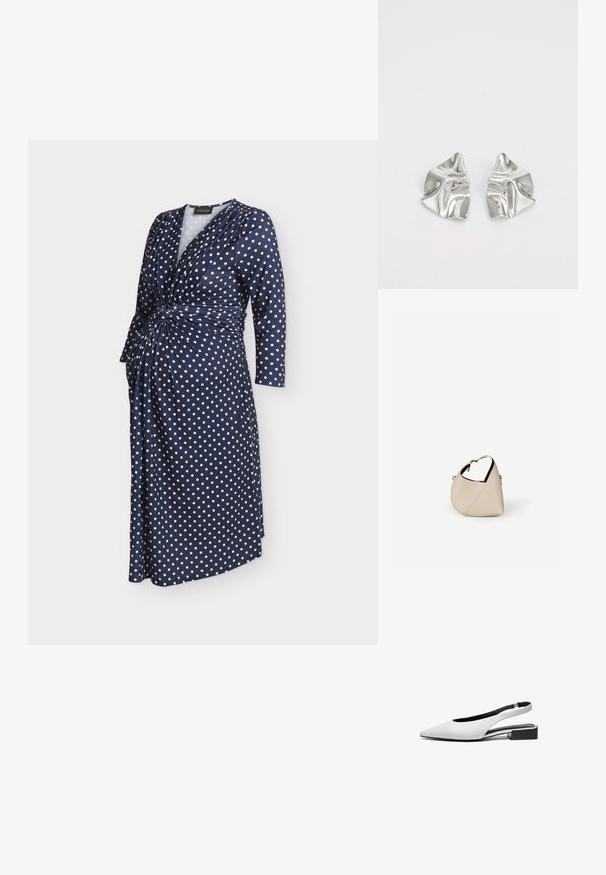 Marineblauwe overslagjurk met witte polkadots, lange mouwen en een geplooid knoopdetail in de taille.; Witte leren slingback platte schoenen met een puntige neus, open ontwerp bij de hak en een lage zwarte blokhak. Glad textuur, minimale accenten.; Beige leren handtas in halvemaanvorm met een enkele schouderband en minimale stiksels, afgebeeld tegen een effen witte achtergrond.; Zilveren metalen oorbellen met een golvend, sculpturaal ontwerp, voorzien van een gepolijste afwerking en onregelmatige vormen, die een hedendaagse esthetiek benadrukken.