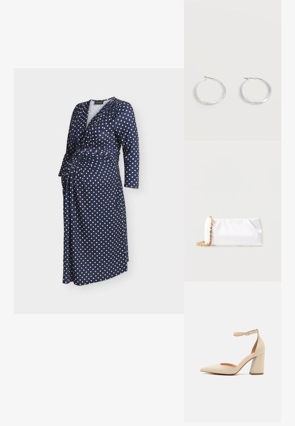 Marineblå slå-om-kjole med hvide prikker, lange ærmer og indsamlet knudedetalje ved taljen.; Beige patentlæder højhælede pumps med spids tå, ankelrem og kraftig hæl. Glat tekstur med minimale syninger.; Hvid blød clutchtaske med guld kæderem pyntet med klare ædelsten, sat mod en ensfarvet lys grå baggrund.; Sølvfarvede metaloorringe med glat, let buet overflade og låsemekanisme på en ensfarvet hvid baggrund.