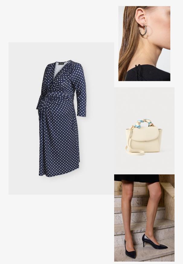 Marineblauwe overslagjurk met witte polkadots, lange mouwen en een geplooid knoopdetail in de taille.; Navyblauwe hoge hakken met een spitse neus, met een gladde en gestructureerde afwerking die lijkt op krokodillenleer.; Crèmekleurige handtas met klapsluiting, afneembare schouderriem en gedraaide blauw-crèmekleurige bloemmotief stof gewikkeld rond het bovenste handvat.; Zilveren oorbel met een gepolijste afwerking, met kleine gouden accentdetails en een ronde vorm, gedragen op de oorlel.