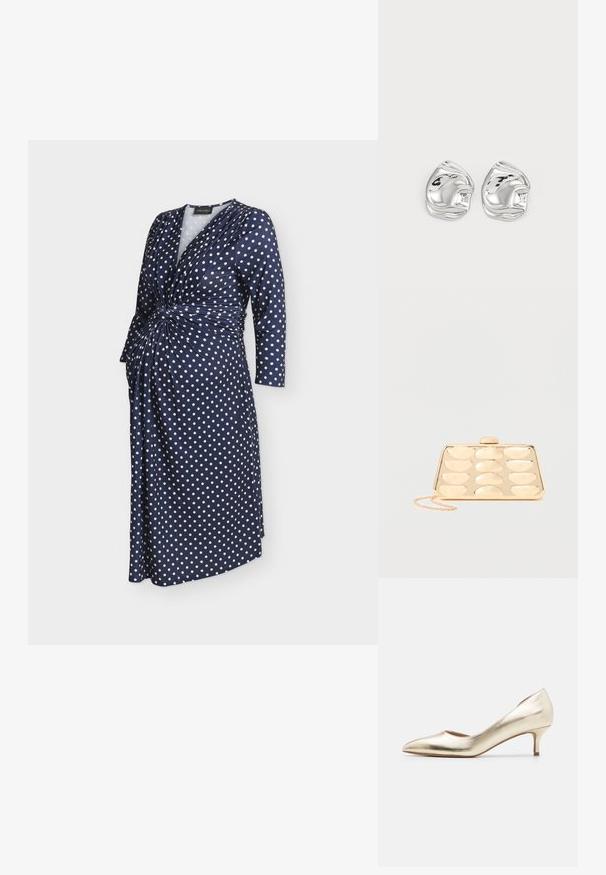 Marineblauwe overslagjurk met witte polkadots, lange mouwen en een geplooid knoopdetail in de taille.; Metallische gouden hoge hakpomp met een spitse teen, slanke hak, een gladde textuur en minimale stikseldetails op de bovenkant.; Gouden clutch met afgerond rechthoekig reliëfpatroon en een kleine kettingriem op een effen achtergrond.; Zilveren abstracte studs met een gepolijste afwerking, met gladde rondingen en subtiele contouren. Geen zichtbare patronen of accenten.