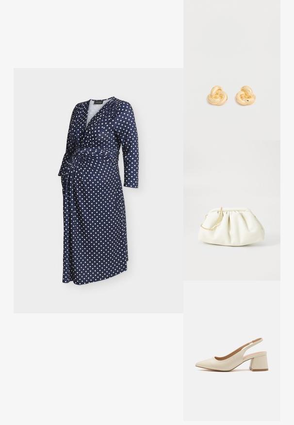 Marineblauwe overslagjurk met witte polkadots, lange mouwen en een geplooid knoopdetail in de taille.; Puntige slingback pump in lichtbeige leer met een lage blokhak. Heeft een uitsnijdingsontwerp en een zachte textuur.; Witte leren handtas met een geassembleerd ontwerp, voorzien van een gouden kettingband en een ronde vorm. Gladde textuur met zachte plooien en geen patronen.; Een paar glanzende oorstekers in goudkleur, gevormd als knopen, tegen een effen witte achtergrond.