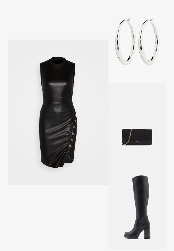 Schwarzes, ärmelloses Lederkleid mit hohem Kragen, taillierter Silhouette, asymmetrischem Saum und dekorativen Knöpfen entlang der Seitennaht.; Schwarze kniehohe Stiefel aus glattem Leder, mit einem stabilen Absatz, abgerundeter Zehenpartie, strukturiertem Sohlenmaterial mit Grip, elegantes Design ohne Verzierungen.; Schwarze Clutch aus Wildleder mit strukturierter Oberfläche, ausgestattet mit einem goldenen Kettenriemen und einem eleganten, kantigen Design.; Silberne Creolen mit einer glatten, reflektierenden Oberfläche. Runde, große Form mit einem sicheren Verschluss an der Oberseite. Polierte Oberfläche betont den Glanz.