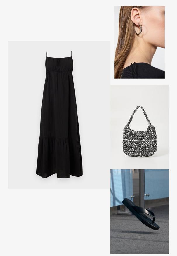 Robe maxi noire sans manches avec fines bretelles, corsage froncé et jupe à volants.; Tongs noires suspendues en l'air au-dessus de l'asphalte, avec des panneaux de tissu bleu et des poteaux métalliques en arrière-plan.; Sac en osier noir et blanc de forme arrondie, avec une surface texturée et une poignée tressée. Convient à un usage décontracté.; Boucle d'oreille en argent avec une finition polie, présentant de petits détails en or et de forme ronde, portée sur le lobe.
