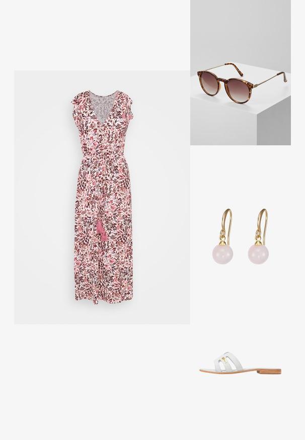 Vestido maxi floral con escote en V profundo, cortas mangas con volantes y cintura elástica. Presenta un patrón en tonos rosa, púrpura y blanco, además de detalles con borlas.; Sandalia deslizante de cuero gris con tres correas cortadas, suela de madera plana y un acento dorado del logo en la correa superior.; Gafas de sol de carey con lentes degradados y finos acentos de metal dorado. Presenta montura redondeada y patillas elegantes para un aspecto moderno.; Pendientes colgantes en tono dorado con cuentas redondas de un suave color rosa pálido, suspendidos de un gancho de alambre curvado, con un acabado liso y brillante.