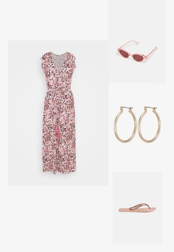 Floral maxi-jurk met een diepe V-hals, korte fluttermouwen en een elastische taille. Beschikt over een patroon in roze, paars en wit, en heeft een kwastje als detail.; Enkel lichtroze teenslipper met een textuurrijke zool en metalen rosegouden Y-vormige bandjes op een effen achtergrond.; Roze transparante zonnebril met ovale lenzen, donkerrode tint en slanke pootjes, met een gladde afwerking en subtiele details op het frame.; Gouden metalen ring oorbellen met een glad, rond ontwerp en een veilige scharnier sluiting. Lichtgewicht met een gepolijste afwerking.