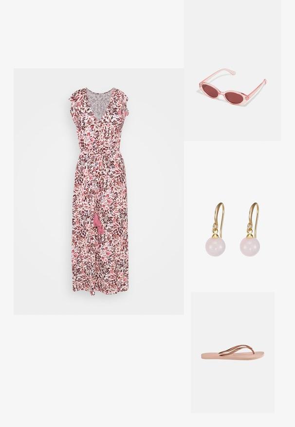 Vestido maxi floral con escote en V profundo, cortas mangas con volantes y cintura elástica. Presenta un patrón en tonos rosa, púrpura y blanco, además de detalles con borlas.; Chancla única de color rosa claro con suela texturizada y correas metálicas de oro rosa en forma de Y sobre un fondo liso.; Gafas de sol transparentes rosas con lentes ovalados, tinte rojo oscuro y varillas delgadas, con un acabado suave y detalles sutiles en la montura.; Pendientes colgantes en tono dorado con cuentas redondas de un suave color rosa pálido, suspendidos de un gancho de alambre curvado, con un acabado liso y brillante.