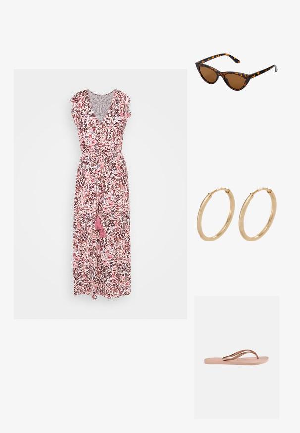 Vestido maxi floral con escote en V profundo, cortas mangas con volantes y cintura elástica. Presenta un patrón en tonos rosa, púrpura y blanco, además de detalles con borlas.; Chancla única de color rosa claro con suela texturizada y correas metálicas de oro rosa en forma de Y sobre un fondo liso.; Gafas de sol estilo ojo de gato con montura de carey negra y naranja, lentes marrones y puntas elegantes y afiladas. Presenta un logo minimalista en la patilla.; Pendientes de aro de oro con un acabado suave y pulido. Forma redondeada, tamaño mediano, con un mecanismo de cierre seguro.