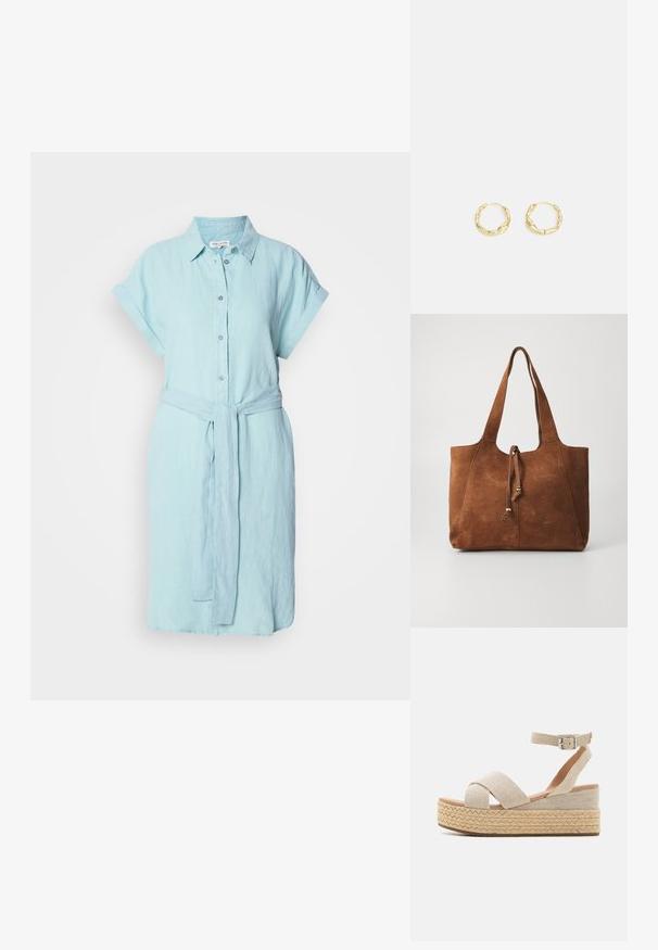 Lys blå linned kjole med korte opsmøgede ærmer, knaplukning foran og et matchende bindebælte i taljen for justerbar pasform.; Beige espadrille platform sandaler med vævet tekstiloverdel, krydsede stropper, ankelspænde og struktureret jute-indpakket sål.; Brun ruskinds tote bag med to lange håndtag, snøre lukning og glat tekstur. Har et enkelt design og minimale accenter.; Guld hoops øreringe med en tekstureret, ujævn overflade. Har et let design og cirkulær form, egnet til hverdagsbrug.