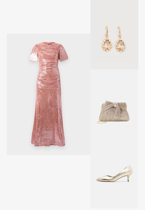 Vloerlange, rosegouden sequin jurk met korte mouwen, ronde halslijn en subtiele plooidetails op het bovenlijf en de taille.; Metallische gouden hoge hakpomp met een spitse teen, slanke hak, een gladde textuur en minimale stikseldetails op de bovenkant.; Metalen gouden clutch tas van geplooid stof, met een strikdetail aan de bovenkant en een gouden kettingband voor veelzijdigheid en gemakkelijk dragen.; Gouden oorhaken met grote perzikkleurige druppelstenen omgeven door kleine heldere kristallen op een effen witte achtergrond.
