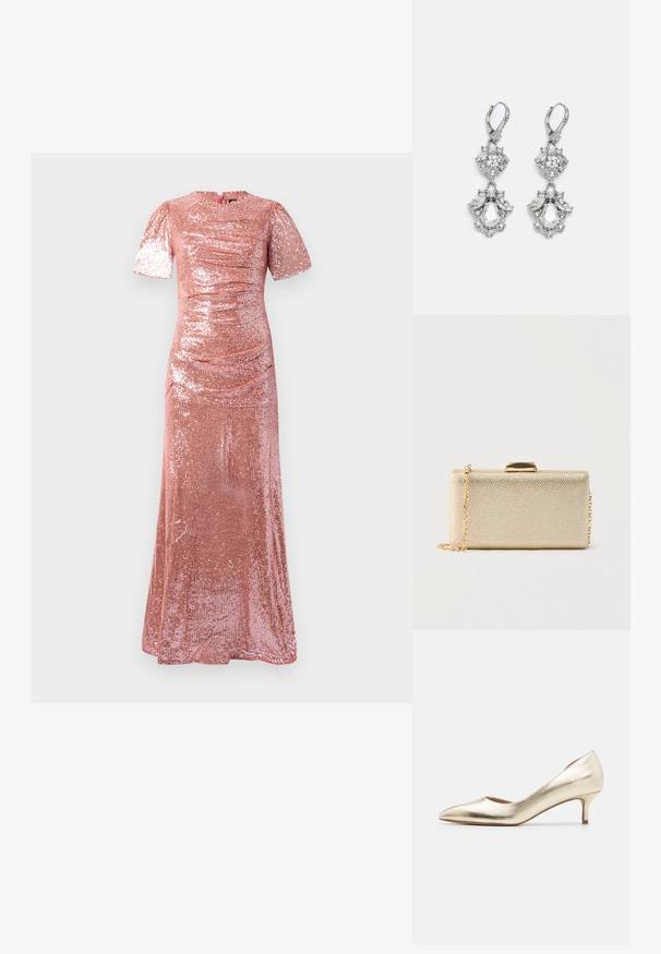 Gulvlængde, rosegul sequin kjole med korte ærmer, rund halsudskæring og subtile rynkedetaljer på bodice og talje.; Metallic guld højhælede pumps med spids tå, slank hæl, glat tekstur og minimale syninger på overdelen.; Rektangulær clutch i guldfarve med tekstureret overflade, guldlås på toppen og en tynd guldkæde som rem, sat mod en ensfarvet baggrund.; Sølvfarvede øreringe med flere klare krystalgemstones i dråbe- og marquiseformer, med låse med bøjlestik og detaljeret udsmykning.