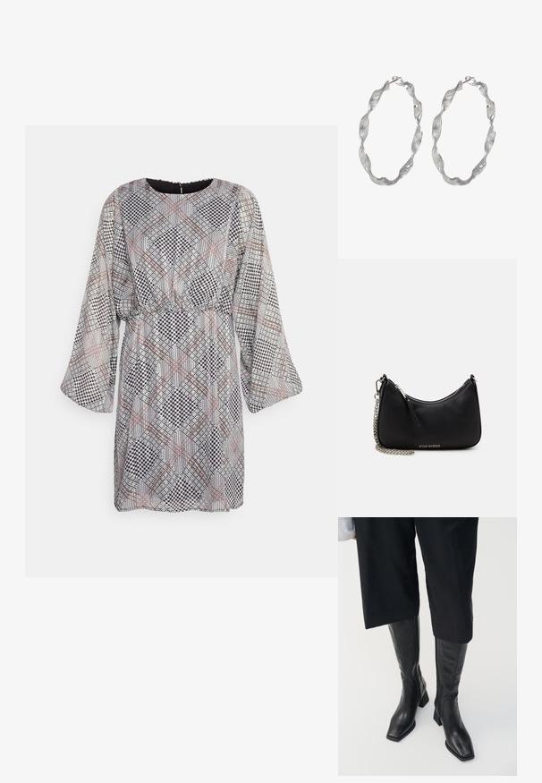 Molly Bracken YOUNG LADIES DRESS - Freizeitkleid - black/white; Schwarze Lederstiefel bis zum Knie mit quadratem Zehen und Blockabsatz. Mit einem seitlichen Reißverschluss und glatter Textur.; Schwarze synthetische Handtasche mit geschwungener Form, silberner Kettenriemen, Reißverschlussverschluss und eingeprägtem Markenlogo auf der Vorderseite. Glatte Textur.; Silberne Creolen mit einem verdrehten Design, das eine strukturierte Oberfläche und einen sicheren Verschluss aufweist. Leicht und reflektierend mit einer eleganten Oberfläche.