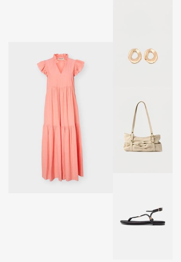 Vestido largo color coral con mangas cortas con volantes, escote en V, cuello con volantes y falda de capas fruncida.; Sandalias planas negras con tiras trenzadas y un acento metálico. Presentan una hebilla ajustable y una suela de goma plana para mayor comodidad.; Bolso de mano beige de cuero sintético con dos tirantes largos, textura fruncida y adornos de herrajes de latón. Diseñado con una forma ancha y relajada.; Par de pendientes de aro de metal en tono dorado pulido, de forma irregular y con centro abierto, sobre un fondo blanco liso.