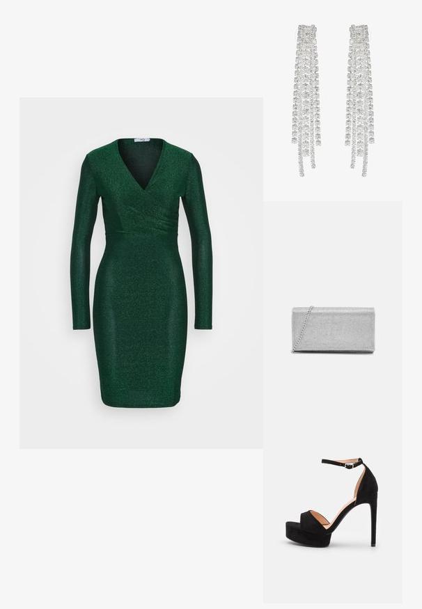 Vestido verde brillante con escote en V, mangas largas y silueta ajustada, que presenta una tela texturizada y un diseño envolvente en la cintura.; Sandalia de tacón alto de ante negro con suela de plataforma, tira en el tobillo con herrajes plateados, diseño de punta abierta y textura suave.; Bolso de mano metálico plateado con diseño de malla trenzada, forma rectangular y una cadena para llevar. Textura suave y acabado pulido.; Pendientes largos de plata que presentan una variedad de cristales transparentes facetados en cascadas con diferentes longitudes y formas.
