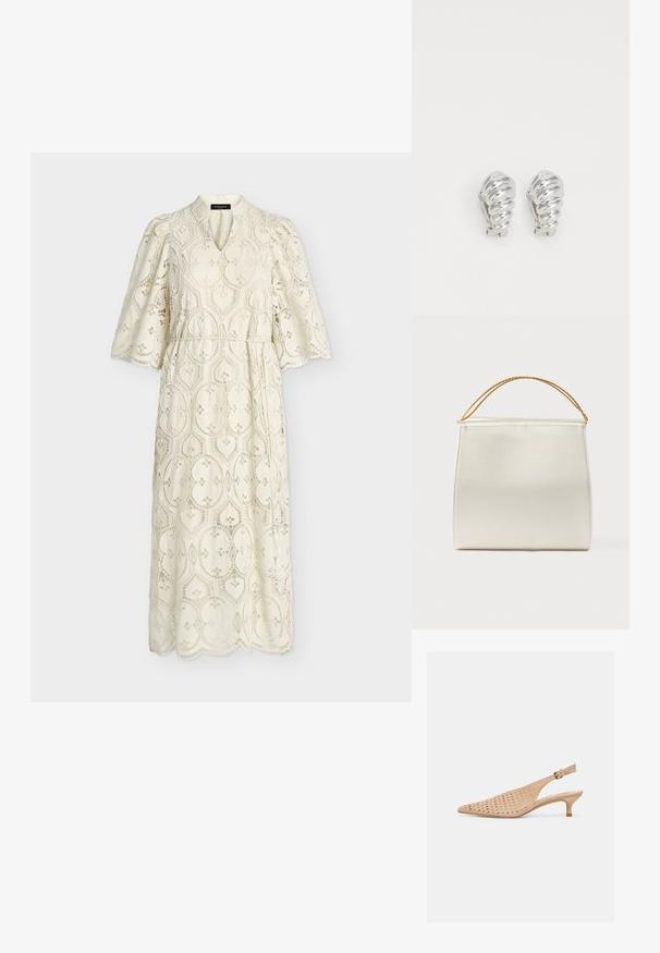 Robe midi en dentelle crème avec manches cloche, col en V, ourlet festonné et ceinture fine à nouer à la taille.; Chaussure beige à bouts pointus avec dessus perforé, petit talon kitten, et bride réglable à boucle dorée sur fond blanc.; Sac à main structuré en finition satinée, de couleur crème, avec une bandoulière chaîne. Présente une texture plate et lisse ainsi que des coutures nettes.; Boucles d'oreilles en clip argentées avec un design en spirale, présentant une texture métallique lisse et des formes arrondies. Pas d'embellissements ou de motifs visibles.