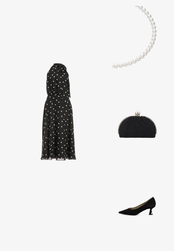Robe midi noire sans manches à pois blancs, col montant avec un nœud et taille froncée.; Pompe à talons hauts en daim noir avec un bout pointu et un talon géométrique contrastant. Présente une silhouette épurée et une texture mate.; Pochette de soirée noire en tissu texturé, encadrée par une rangée de petites perles, avec un grand fermoir en perle sur le dessus.; Collier en perles blanches avec des perles uniformément formées et brillantes, enfilées ensemble dans un motif courbe et lisse, mettant en valeur une texture brillante.