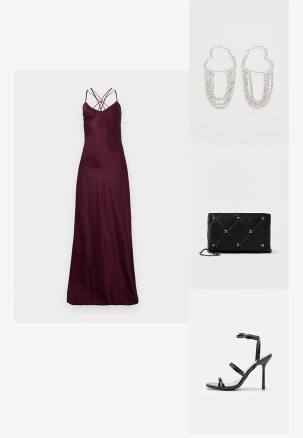Bordeaux-satin Maxikleid mit dünnen Trägern und gekreuztem Design am Rücken. Glatte Textur und figurbetonte Silhouette. Keine sichtbaren Muster oder Hardware.; Schwarze Lackleder-High-Heel-Sandalen mit drei horizontalen Riemen und einem verstellbaren Knöchelriemen. Schlanke Silhouette und glänzende Oberfläche.; Schwarze, gesteppten Satin-Clutch mit silbernen Pyramidennieten, Kettenriemen, rechteckiger Form und glatter Oberfläche. Maße: 10 cm x 18 cm x 4 cm.; Silberne Creolen in Herzform, verziert mit herabhängenden Strängen aus klaren Strasssteinen für zusätzlichen Glanz und Textur.