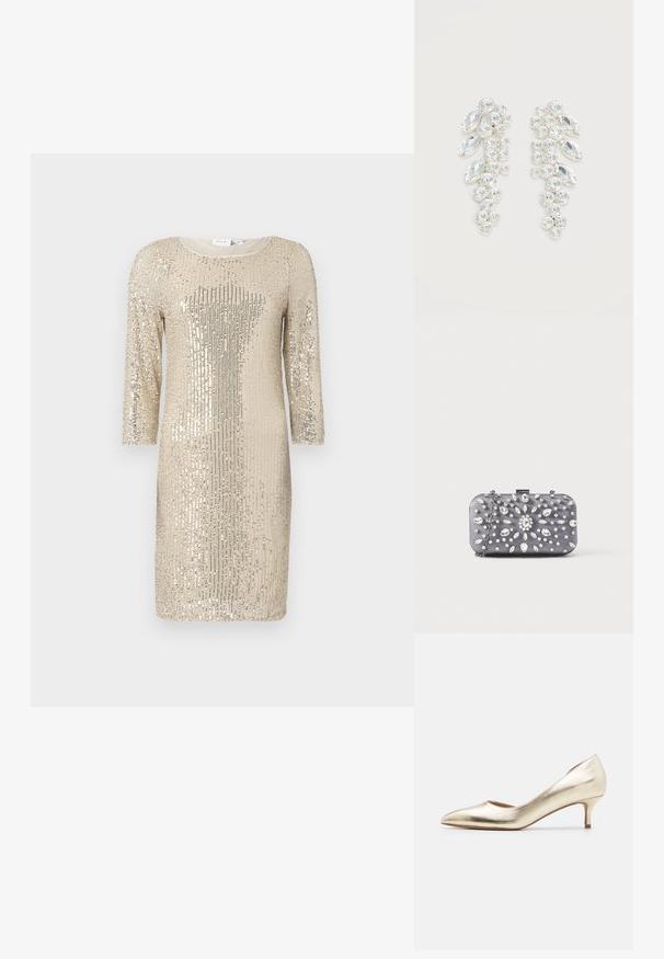 Sølvglitrende kjole i lys guld med lange ærmer, rund hals og tætsiddende silhuet. Har en glitrende tekstur og lodret mønster.; Metallic guld højhælede pumps med spids tå, slank hæl, glat tekstur og minimale syninger på overdelen.; Lille rektangulær mørkegrå clutch pyntet med klare rhinsten i et strålende mønster og en sølvkæde som strop.; Par sølvfarvede øreringe med klyngede klare facetterede krystaller i runde og marquise former på hvid baggrund.