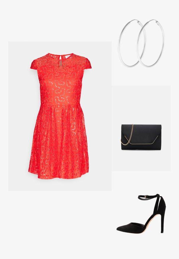 VILA VININA O NECK SEQUINS DRESS - Robe de soirée - poppy red/silver; Escarpins en suède noir avec un bout pointu, une bride à la cheville et un talon aiguille. Le design présente une texture lisse avec un minimalisme dans les détails.; Pochette noire au toucher lisse, dotée d'une chaîne en or et d'une fermeture à rabat géométrique rehaussée de doré.; Boucles d'oreilles en argent, de forme ronde lisse et finition polie. Les deux boucles d'oreilles sont de la même taille et disposent d'un mécanisme de fermeture sécurisé.
