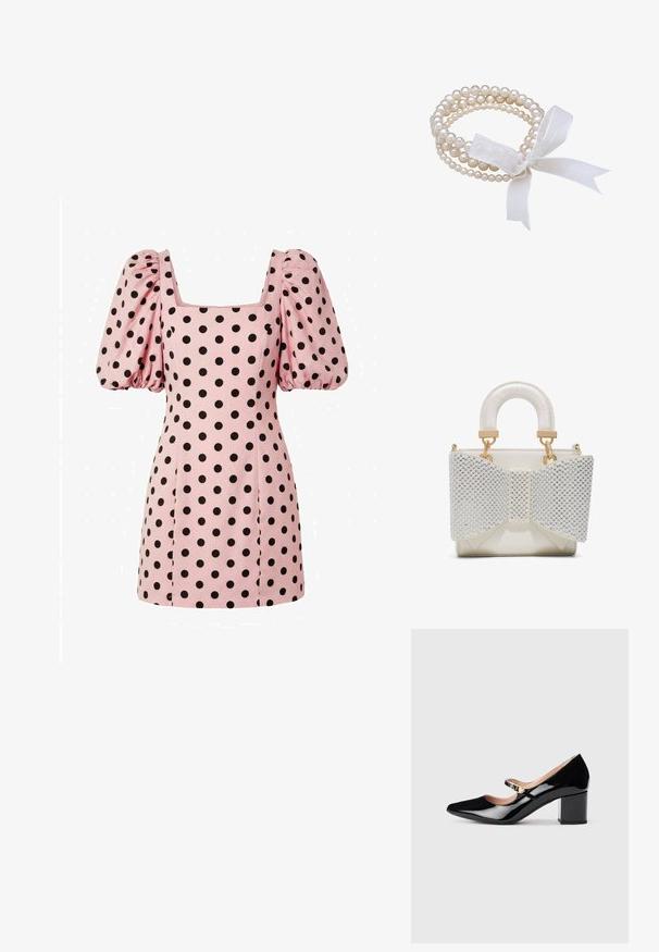 Pinker Minirock mit großen schwarzen Polka-Punkten, quadratischem Ausschnitt und gepufften kurzen Ärmeln.; Schwarze Lackleder-Mary-Jane-High Heels mit spitzem Zehen, einem mittelhohen Blockabsatz und einer dekorativen goldenen Schnalle am Riemen.; Kleine weiße Handtasche mit gepolstertem Griff und großer Vorderseite mit Schleife, verziert mit silbernen Perlen und goldenen Schmuckakzenten.; Weißes Perlenarmband mit mehreren Strängen, das unterschiedliche Größen von Perlen aufweist. Mit einer durchsichtigen weißen Schleife gebunden.