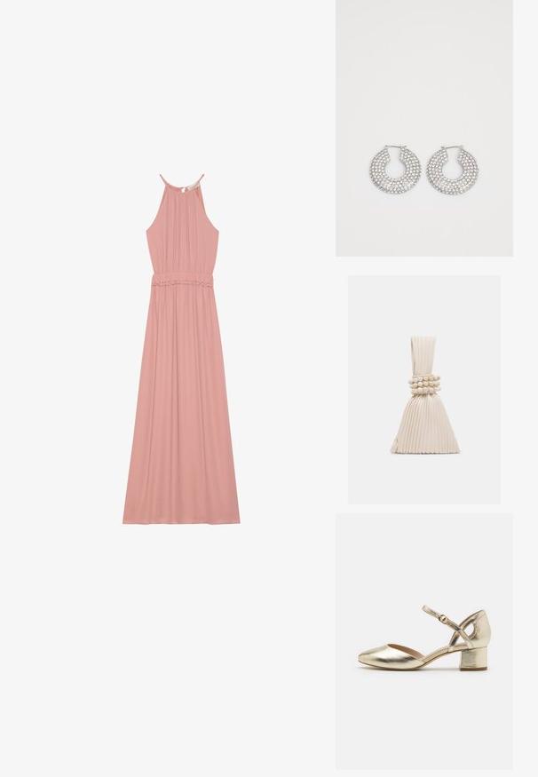 Pastel rosa kjole med halterneck, plisseret forstykke og elastisk talje. Stoffet er glat med en svajende nederdel og flæsekant.; Guldmetallic hæle med rund tå, ankelrem og blokhæle. Glat tekstur med en skinnende finish og tværrem-design.; Lille plisseret beige håndtaske med et knyttet håndtag og tre runde perlearmbånd viklet omkring midten.; Sølvøreringe med flere klare krystaludsmykninger, med en struktureret overflade og et åbent rundt design.
