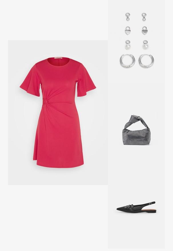 Anna Field Jerseyjurk - red; Zwarte leren slingback ballerina met spitse neus, voorzien van twee horizontale bandjes en vierkante zilveren gespen, lage hak en een gladde textuur.; Zwarte en zilveren handtas met een gestructureerd oppervlak dat een diamanten patroon vertoont, een geknoopt handvat en een gestructureerde vorm.; Drie paar zilveren oorbellen: korte studs met duidelijke stenen, hartvormige hangers en grote creolen met een gestructureerde afwerking.