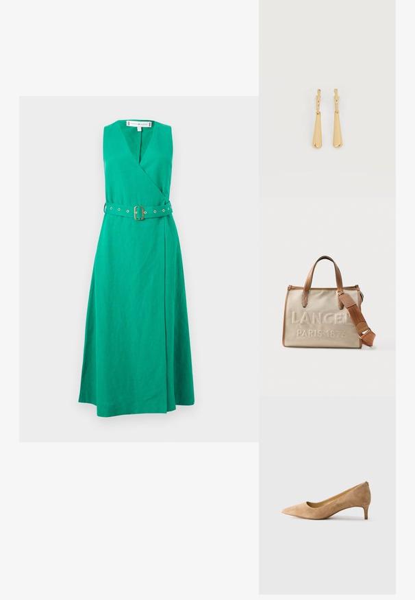 Mouwloze groene wikkeljurk met V-hals en bijpassende riem met gouden gesp en oogjes, getoond op een witte achtergrond.; Beige suède pumps met een spitse toe en een lage kittenheel, zijaanzicht op een witte achtergrond.; Beige canvas tas met bruine leren handvatten en riem, met reliëf "LANCEL PARIS 1876" aan de voorkant.; Oorbellen in goudkleur met glanzende, langgerekte druppelvormige hangers die aan kleine oorringen hangen, op een witte achtergrond.