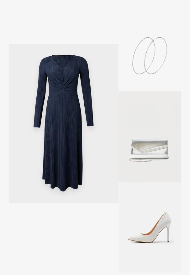 Marineblauwe jurk met lange mouwen, plissétextuur, V-hals en een geplooide taille. Valt tot halverwege de kuit met een rechte zoom.; Witte gepolijste leren hoge hakpump met een spitse neus en slanke stilettohak, met een gladde textuur en een beige interieur.; Glanzende zilveren clutch met envelopvormige klep en decoratieve rand, klein zilveren kettingriempje, op een effen lichte achtergrond.; Zilveren hoepel oorbellen met een minimalistisch ontwerp. Cirkelvormig, gladde textuur en dun profiel. Lichtgewicht met een gepolijste afwerking.