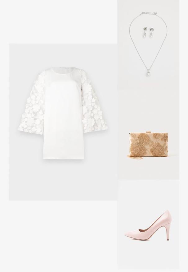Top blanc avec un corps en tissu doux et des manches ballon transparentes à motif floral en matériau léger. Encolure ronde simple.; Chaussure à talon haut en cuir verni rose, à bout pointu et talon fin. Texture lisse avec une finition brillante. Aucun accent ou motif visible.; Pochette rectangulaire beige avec broderie florale dorée et une bandoulière chaîne dorée sur un fond uni.; Collier en argent avec un pendentif en perle et des boucles d'oreilles assorties. Présente des maillons brillants et des accents diamants au-dessus des perles.