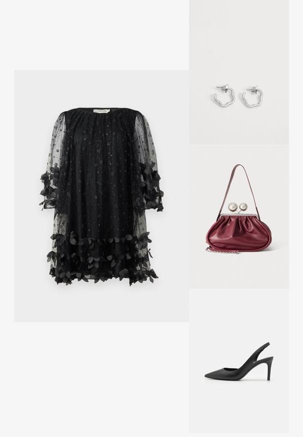 Robe noire avec des manches transparentes à motifs étoilés et des accents de tissu fleuri à l'ourlet et aux poignets. Encolure ronde, coupe décontractée.; Escarpins à talon aiguille en cuir noir, avec un design à bout pointu, présentant une découpure à l'avant et un talon fin.; Petit sac à main en cuir bordeaux avec des détails froncés, une fine bandoulière et une fermeture argentée comportant deux gros boutons ronds.; Paire de petites boucles d'oreilles créoles en argent avec des formes ondulées irrégulières et des fermoirs à tétons sur fond blanc uni.