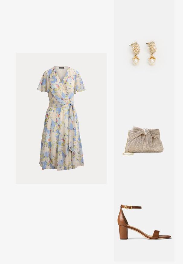 Bloemen wikkeljurk van licht materiaal met een V-hals, korte vliegersmouwen en een ceintuur om te strikken. Voornamelijk blauw met gele en roze accenten.; Lauren Ralph Lauren LOGAN BURNISHED LEATHER SANDAL - Sandalen - deep saddle tan; Metalen gouden clutch tas van geplooid stof, met een strikdetail aan de bovenkant en een gouden kettingband voor veelzijdigheid en gemakkelijk dragen.; Gouden oorbellen met een bloemenontwerp, verrijkt met parelaccenten en een grotere parel-druppel. Versierd met kleine, heldere kristallen.