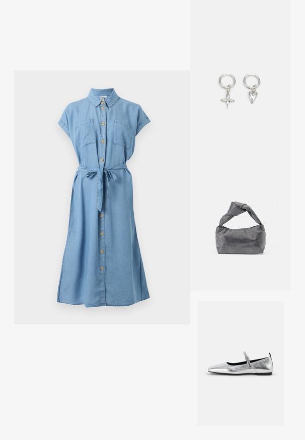 Hellblaues Jeanskleid mit Knopfleiste, kurzen Ärmeln, zwei Brusttaschen, Kragen und einem Taillengürtel.; Silberne metallic Ballerinas mit spitzem Zeh, Riemchen mit verstellbarem Schnallenverschluss, strukturiertem Obermaterial und minimalistischem schwarzen Schuhsohle.; Schwarz-silberne Handtasche mit einer strukturierten Oberfläche, die ein Diamantmuster aufweist, einem geknoteten Griff und einer strukturierten Form.; Silberne Creolen mit einem Kreuz- und Herz-Anhänger. Glatte, glänzende Textur mit polierter Oberfläche. Jeder Anhänger hängt an einem sicheren Ring.