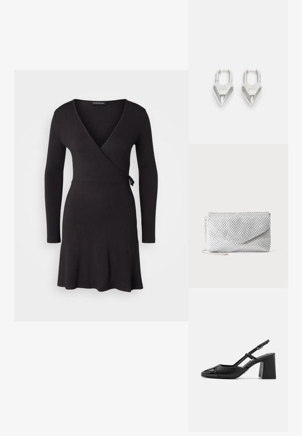 Even&Odd Petite Jerseyjurk - black; Zwarte gepatineerde leren slingback hak met een spitse neus, blokhak en verstelbare band. Glad textuur en minimalistisch design.; Zilveren mesh avondclutch met envelopklep en dunne kettingriem op effen witte achtergrond.; Zilveren hartvormige hangsloten met gegraveerde teksten "JA" en "NEE", gepolijst oppervlak, symmetrisch ontwerp en een robuuste metalen sluiting.