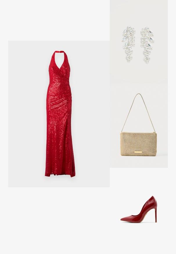 Robe rouge à sequins, avec un col halter, un corsage ajusté et une fente sur le côté. Le tissu a une texture brillante avec un design drapé.; Escarpin en cuir verni rouge à talon aiguille, avec un bout pointu, une surface lisse et un talon élancé, doté d'une semelle beige.; Pochette dorée de forme rectangulaire, recouverte de strass argentés brillants. Dotée d'une fine bandoulière métallique et d'une fermeture éclair.; Paire de boucles d’oreilles ton argent avec cristaux clairs taillés en grappes, en formes rondes et marquise sur fond blanc.