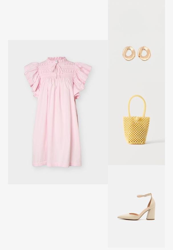 Vestido rosa claro hasta la rodilla con corpiño fruncido, mangas cortas con volantes y una pequeña abertura en forma de ojo de cerradura con un lazo en el escote.; Zapato de tacón alto de charol beige con punta afilada, correa en el tobillo y tacón grueso. Textura suave con detalles de costura mínimos.; Bolso pequeño estilo bolso cubo hecho de cuentas brillantes de color crema con asa de cuentas en forma de lazo y cierre decorativo con nudo de cuentas.; Par de pendientes de aro de metal en tono dorado pulido, de forma irregular y con centro abierto, sobre un fondo blanco liso.