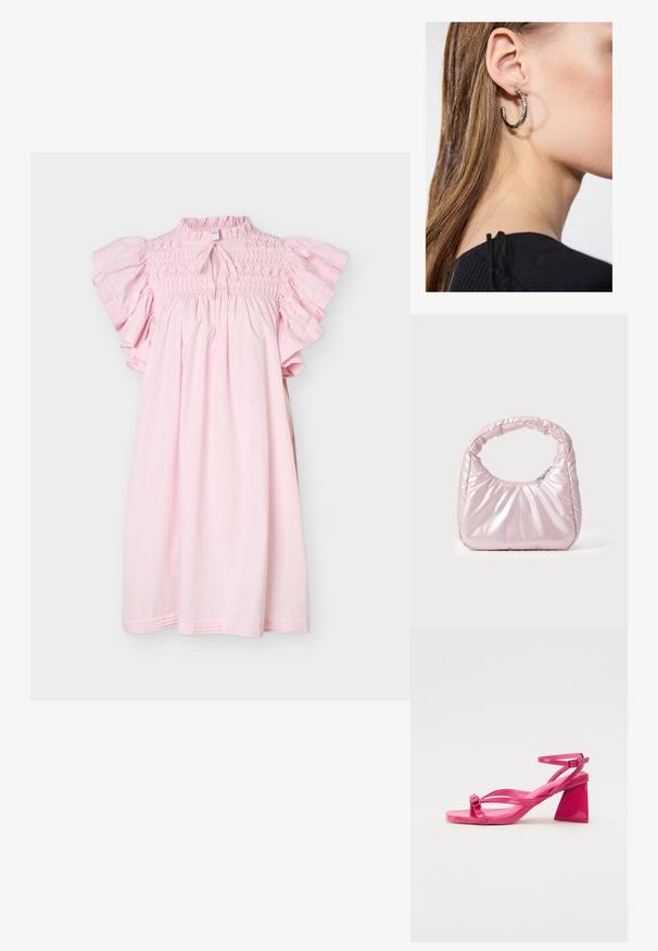 Vestido rosa claro hasta la rodilla con corpiño fruncido, mangas cortas con volantes y una pequeña abertura en forma de ojo de cerradura con un lazo en el escote.; Sandalias de tacón de charol rosa con punta cuadrada, tiras estrechas y un tacón geométrico cuadrado. Presenta un detalle de hebilla en la tira.; Bolso de mano acolchado en color rosa con un diseño redondeado, fabricado en material brillante. Presenta un asa fruncida y un cierre de cremallera para un acceso seguro.; Pendiente de aro de plata con un acabado pulido, que presenta pequeños detalles en dorado y una forma redonda, llevado en el lóbulo.