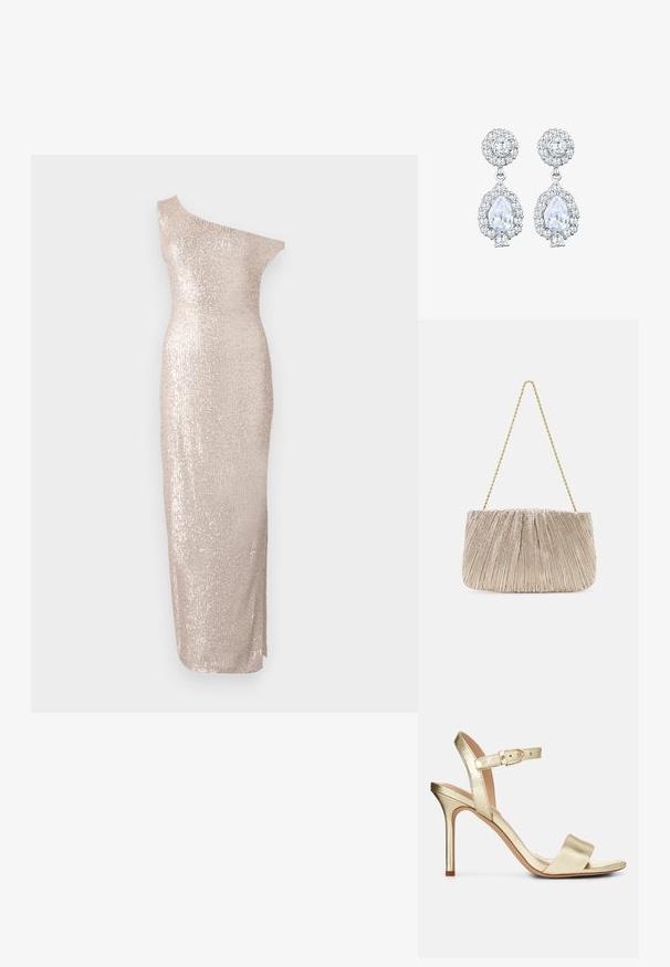Knælang, one-shoulder kjole i lys beige med en tætsiddende silhuet, der har en paillet-tekstur og et strømlinet, lige design.; Guldmetallic, strop-sandale med høj hæl og spænde-lukning, åben tå og glat overflade. Har en slank, spids hæl.; Plisseret metallic stof håndtaske med en gylden kædestrop, blød rektangulær form, lys beige farve, tekstureret overflade og samlede detaljer.; Sølvfarvede øreringe med en rund stud med pavé-indstilling og en pæreformet dråbe omgivet af mindre sten, hvilket fremhæver en funkende effekt.