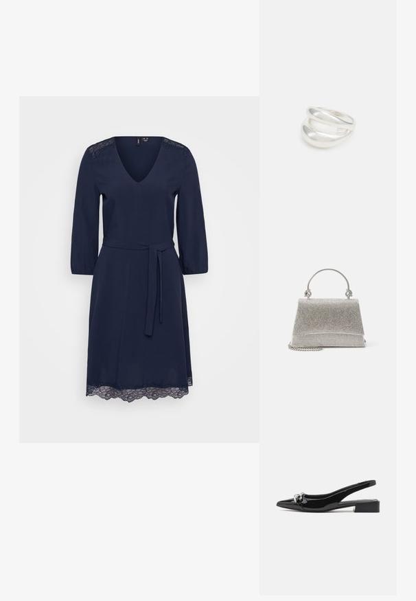 Navy Blaues Kleid mit V-Ausschnitt, Dreiviertelärmeln und tailliertem Gürtel. Mit Spitzenakzenten an den Schultern und einem Spitzenbesatz am Saum.; Schwarzer Slingback-Schuh aus Lackleder mit spitzer Kappe, niedrigem Blockabsatz und silberfarbenem Schmuckdetail vorne.; ALDO FELISIA - Handtasche - silver-coloured; Silberner Doppelring mit einer glatten, polierten Oberfläche. Verfügt über ein fließendes, kurviges Design mit überlappenden Abschnitten für einen modernen Look.