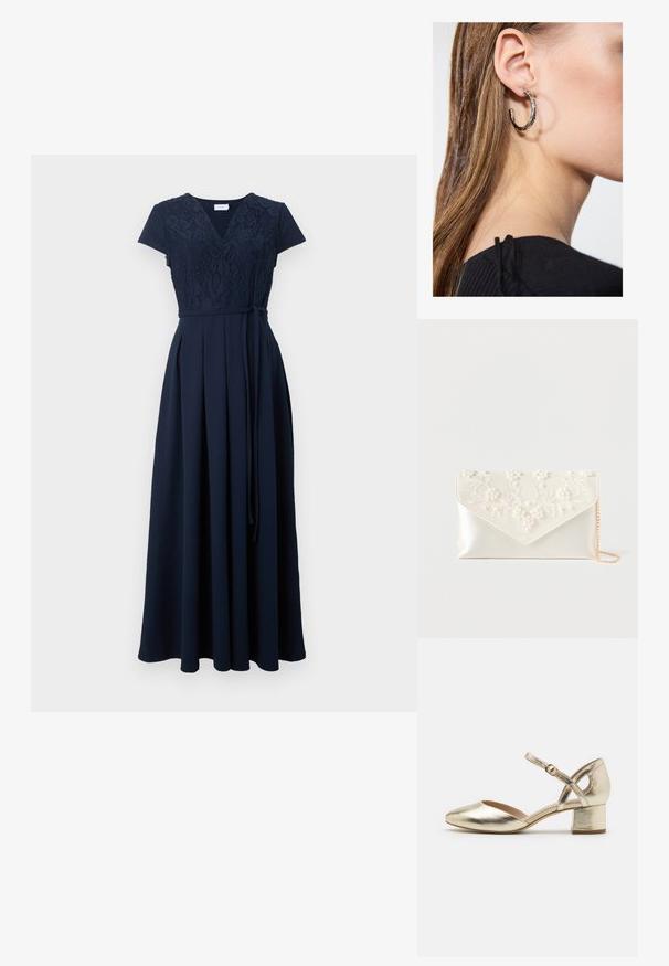 Robe longue bleu marine avec manches courtes, corsage en dentelle, décolleté en V, ceinture à la taille et jupe plissée fluide.; Chaussures à talons en métal doré avec un bout arrondi, une sangle de cheville et un talon bloc. Texture lisse avec une finition brillante et un design à sangles croisées.; Pochette en satin crème avec broderie de perles et fleurs sur le rabat, et une fine chaîne dorée sur fond blanc.; Boucle d'oreille en argent avec une finition polie, présentant de petits détails en or et de forme ronde, portée sur le lobe.