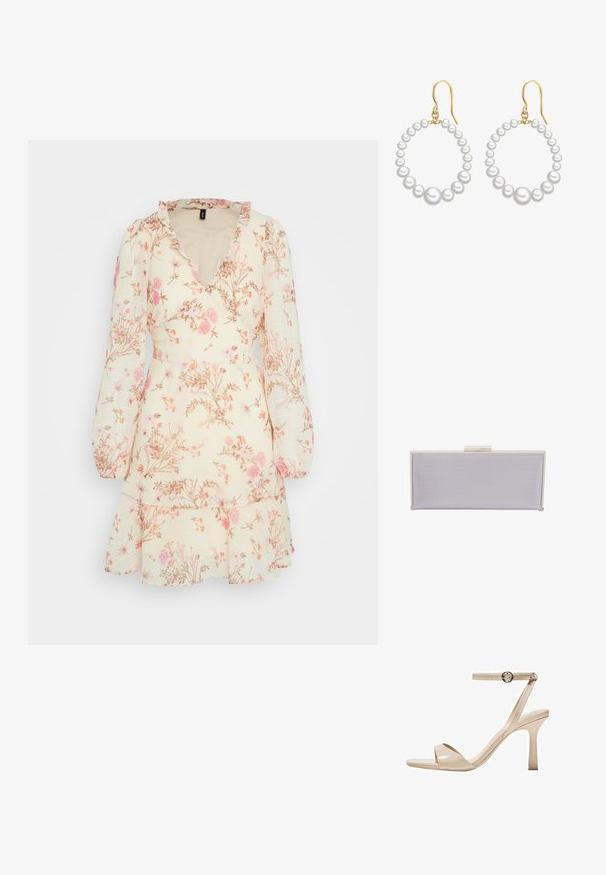 Vero Moda VMROSA V NECK SHORT DRESS - Jurk - creme brulee/pink yarrow; Nude lakleren hoge hak sandaal met een dunne enkelband en ronde gesp, open teen ontwerp en een slanke stilettohak.; Rechthoekige lavendelkleurige clutch van textuurmateriaal met gladde randen. Voorzien van een zilveren klapsluiting aan de bovenkant.; Gouden hoepel oorbellen met een rij witte parels in verschillende maten, die een textuur en elegante uitstraling creëren.