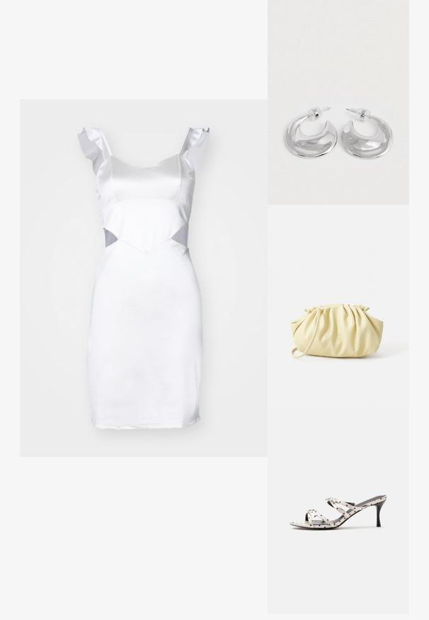Robe en satin blanc avec des bretelles à volants, corsage ajusté et découpes sur les côtés. Texture lisse et longueur au-dessus des genoux.; Sandale blanche à talon à bout ouvert avec des pois noirs et des fines brides croisées sur un talon aiguille noir.; Sac à main plissé jaune en simili cuir lisse, arborant une forme douce avec une bandoulière unique et un design froncé sur le dessus.; Une paire de boucles d'oreilles en croissant argenté poli avec des supports en plastique transparent sur une surface blanche.