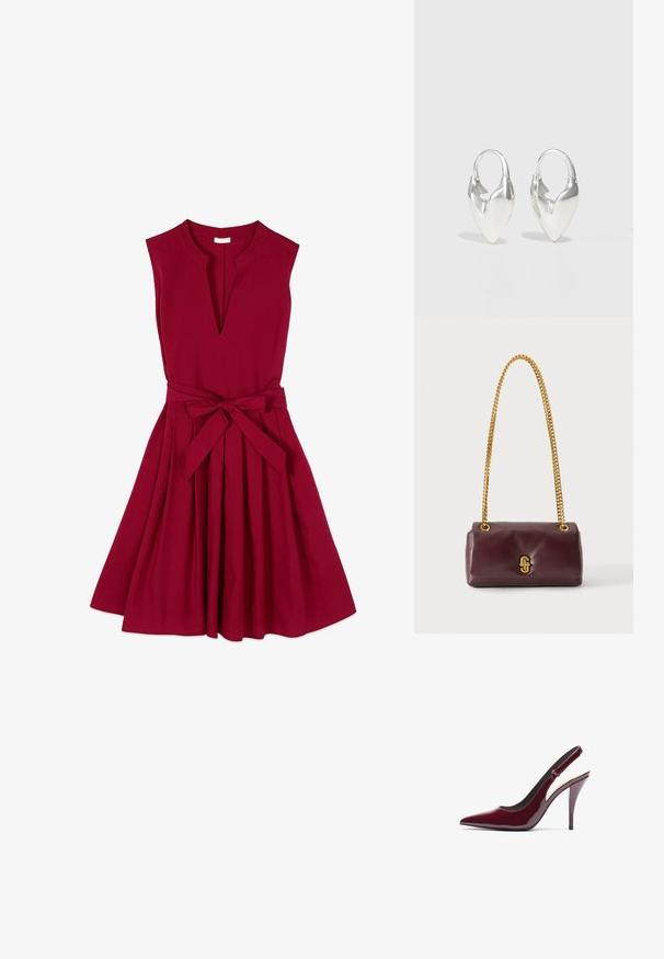 Vestido sin mangas de color burdeos con escote en V, cintura ajustada atada con un lazo y falda plisada en línea A.; Zapatos de tacón slingback de charol burdeos con punta afilada, alto tacón de aguja y una textura suave y elegante. Detalle de correa ajustable.; Pequeño bolso rectangular de cuero marrón oscuro con una correa de cadena de tono dorado y un cierre dorado en la parte delantera.; Otiumberg ROSCIDA HEART HOOPS - Pendientes - silver-coloured