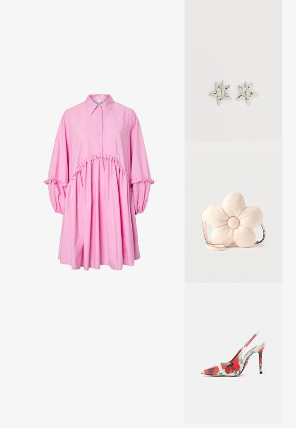Robe longue à manches longues rose avec col, boutons à l'avant, taille froncée et détails en volants sur les manches et la taille.; Chaussure à talon haut avec un bout pointu, surface blanche ornée d'un motif floral rouge et un talon élancé. Fini texturé.; Sac bandoulière en cuir couleur crème en forme de grande fleur à cinq pétales rembourrés, avec une fine sangle réglable.; Boucles d’oreilles créoles en forme d’étoile argentée avec une finition lisse et polie sur un fond blanc uni.