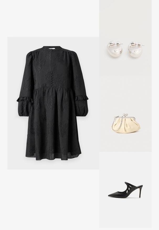 Hofmann Copenhagen ERLA - Hverdagskjole - black; Sorte læder højhælede mules med spids tå, udskåret sideskærm og glat tekstur. Stiletthæl og subtil syning.; Plisseret beige læderclutch med en sølvmetalramme, der har to runde dekorative låse og en sølvkædetrasporte.; Par af skinnende sølv store øreringe med lukning på bagsiden mod en ensfarvet hvid baggrund.