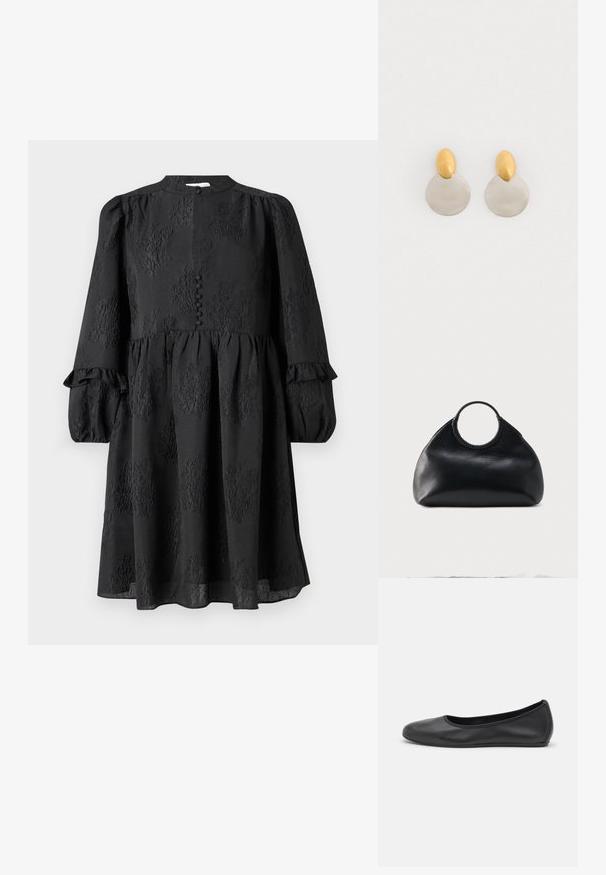Hofmann Copenhagen ERLA - Päevakleit - black; Musthave mustika tantsutossud mustast nahast, ümmarguse varbaga, siledast tekstuurist, minimaalse õmblusdetailiga ja paindliku tallakujundusega.; Mustast nahast käekott ümarate kujunditega ja ringikujuline ülemine käepide, mis on mähitud sobiva nahast õmblusega.; Kuld- ja hõbedametallist kõrvarõngad, millel on ümar diskipõhi ja ovaalne pealmine osa, sile tekstuur ja poleeritud viimistlus.