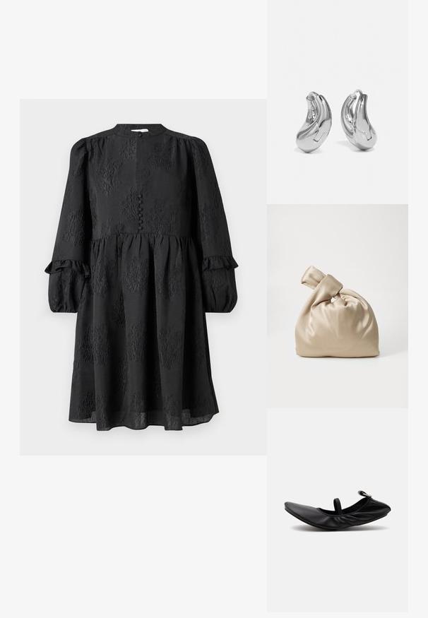 Hofmann Copenhagen ERLA - Hverdagskjole - black; Sort foldet læder balletsko med en enkelt rem og sølvspænde på en ensartet lys baggrund.; Beige satin taske med knyttet top, der har en blød, glat tekstur og en rund form, designet til at være simpel og elegant.; Sølvøreringe med en buet, blank finish og et sømløst design. Har en hængsellukning for sikker bæring.