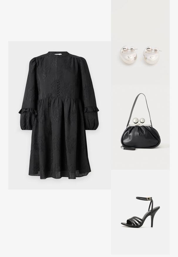 Hofmann Copenhagen ERLA - Vestido informal - black; Sándalo negro de tacón alto con tiras delgadas, abierto por delante y con un acabado liso. Presenta un tacón esbelto y un diseño de tira texturizada.; Bolso de mano de cuero negro con diseño fruncido, una sola correa, marco metálico plateado y dos cierres grandes redondos de plata.; Par de pendientes llamativos de aro grueso plateado brillante con cierre de poste sobre un fondo blanco liso.