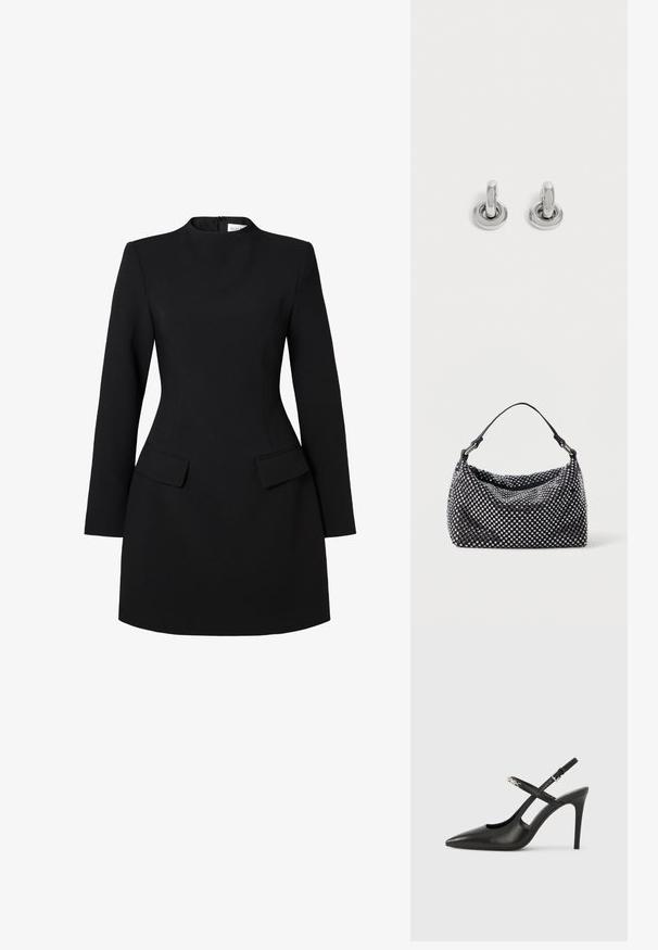 Sort kjole med høj krave, lange ærmer og tætsiddende silhouette. Har to frontlommer og syningsdetaljer for et struktureret look.; Sorte læder slingback-højhæle med spids tå, udskåret design og justerbar rem med metalhardware.; Sort og sølv håndtaske med en vævet, struktureret overflade med firkantede mønstre, en enkel top håndtag og et slasket design.; Par små, skinnende sølv hoops med rund base, vist på en ensfarvet lys baggrund.
